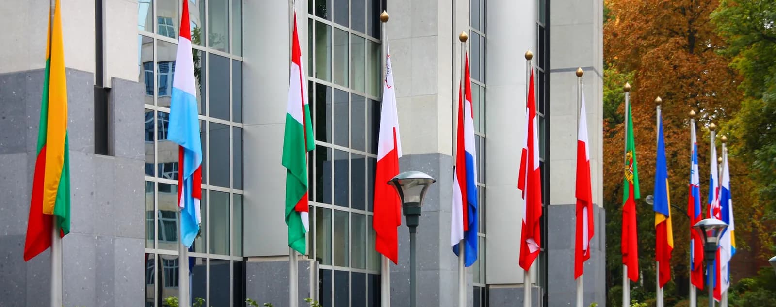 Zastave držav članic EU pred stavbo Evropskega parlamenta v Bruslju